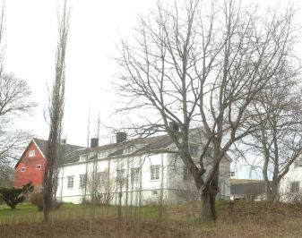 Storslått hvitmalt trebygning fra tidlig attenhundretall