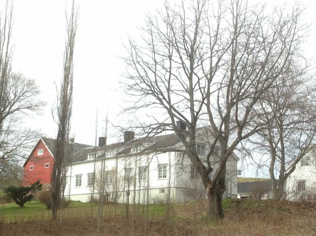 Storslått hvitmalt trebygning fra tidlig attenhundretall