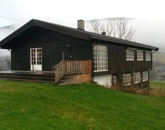 Nyere brunbeiset enebolig, med hage