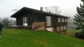 Nyere brunbeiset enebolig, med hage