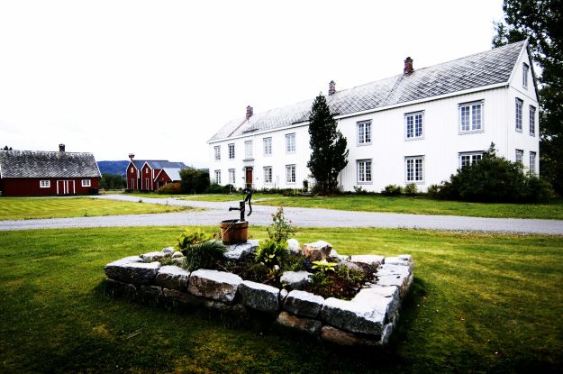 Lang hvitmalt laftet trønderlån fra attenhundretallet