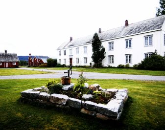 Lang hvitmalt laftet trønderlån fra attenhundretallet