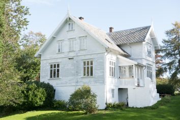 Flott hvitmalt bolig i sveitserpreg