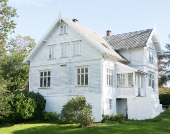 Flott hvitmalt bolig i sveitserpreg