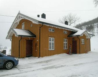 Gulmalt trebygning. Vinterbilde