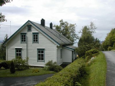 Gammelt rehabilitert trehus fra attenhundretallet