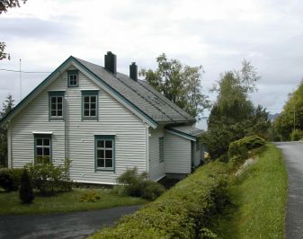 Gammelt rehabilitert trehus fra attenhundretallet