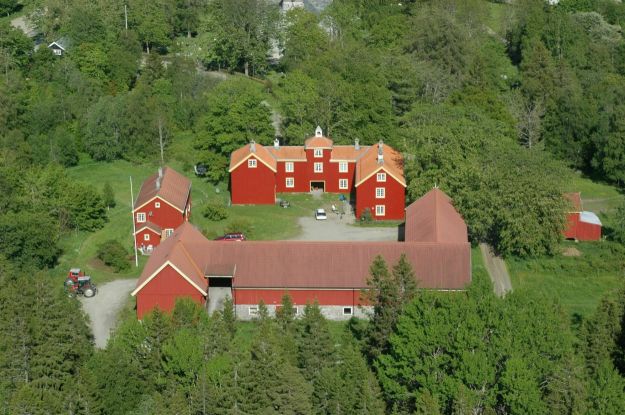 Praktfullt gårdstun fra sent syttenhundretall