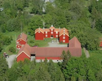 Praktfullt gårdstun fra sent syttenhundretall