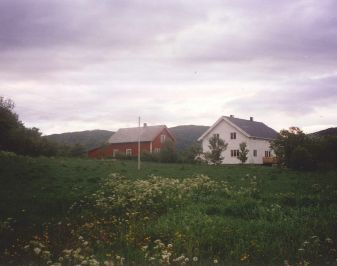 Hvitmalt våningshus med gårdstun