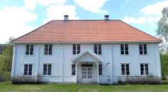 Stor, hvitmalt trebygning