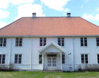 Stor, hvitmalt trebygning