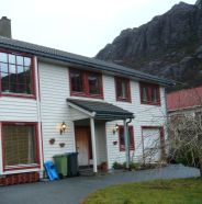 Nyere bustad frå seint nittenhundretal