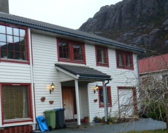 Nyere bustad frå seint nittenhundretal