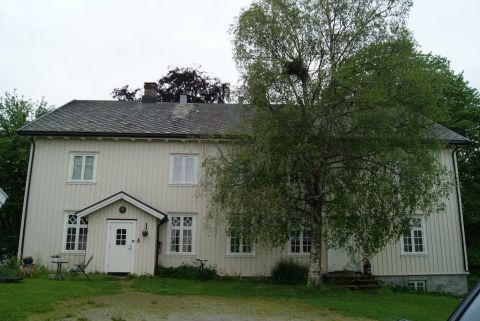 Nyere hvitmalt trebygning