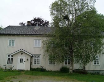 Nyere hvitmalt trebygning