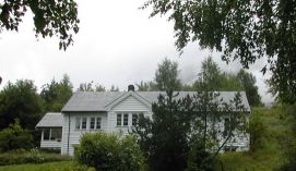 Nyere kvitmalt bustad