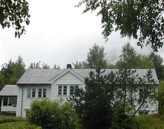 Nyere kvitmalt bustad