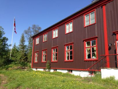 Storslått tre etasjes trebygning