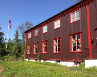 Storslått tre etasjes trebygning