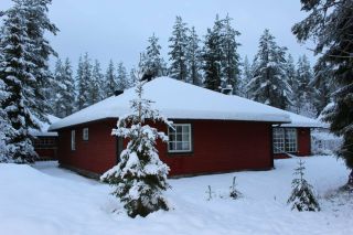 Moderne rødmalt trebygning. Vinterbilde.