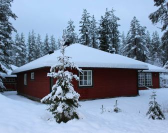 Moderne rødmalt trebygning. Vinterbilde.