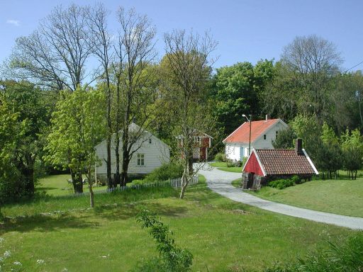 Nydelig tun med tre hus hage rundt