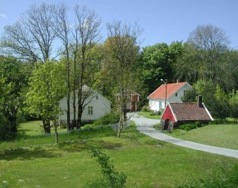 Nydelig tun med tre hus hage rundt