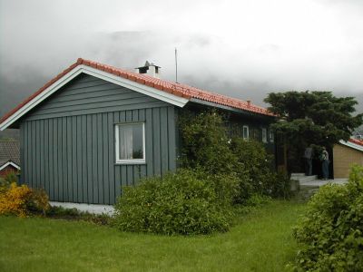 Nyere prestebolig sett fra gavl siden med tåke på baksiden