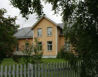 Gulmalt trebygning med ark, sveisterstil