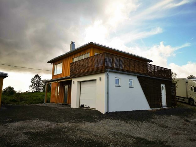 Moderne enebolig med garasje i mur