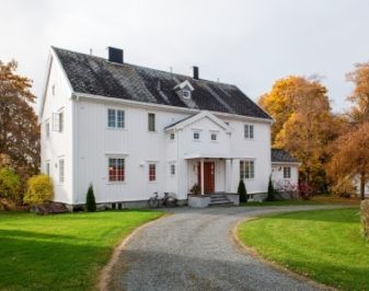 Verdal prestegård med høstfarger på trærne