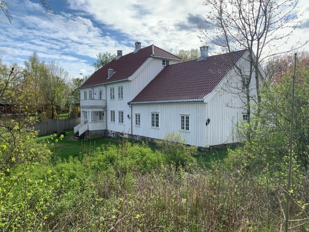 To sammenkoblede trebygninger med ulik takhøyde