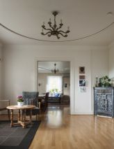 Interiør stue med kamin, Verdal prestebolig.