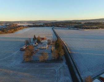 Sørum prestegård og gårdstun sett ovenfra med dronefoto