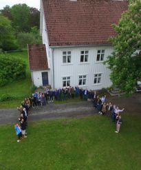 OVF ansatte samlet i en formasjon hestesko på Asker prestegård