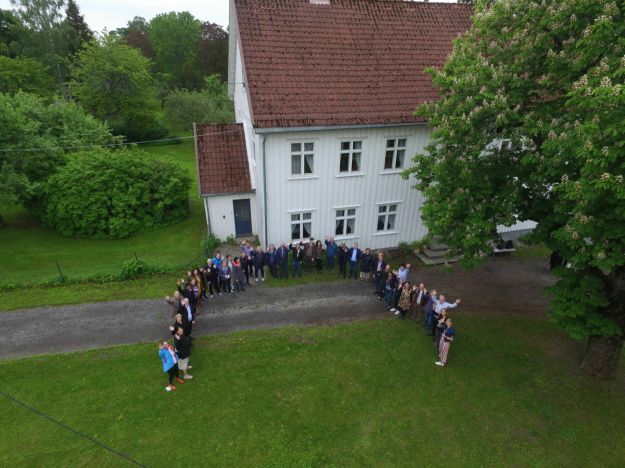 OVF ansatte samlet i en formasjon hestesko på Asker prestegård