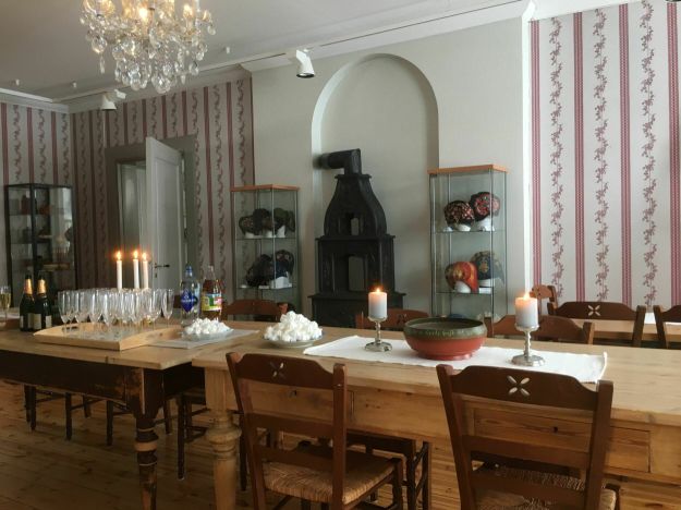 langbord med dekketøy