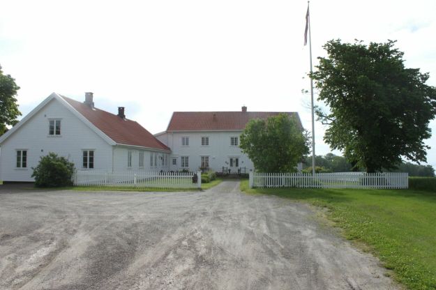 Borre prestegård ligger med utsikt mot ytre Oslofjord