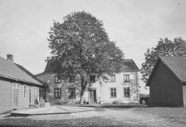 Gammelt sort hvitt bilde av tunet