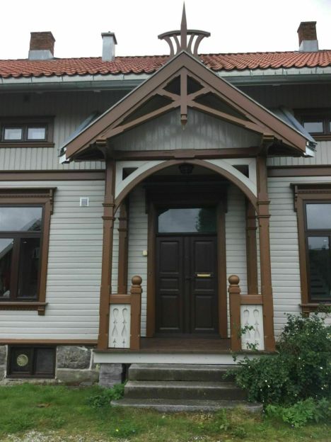 Forseggjort inngangsparti på Hedrum prestebolig