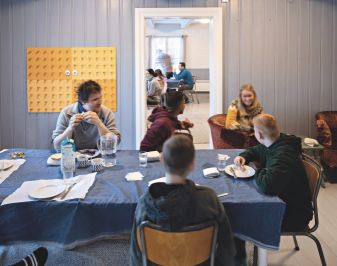 Lunsj på Hommedal skolegård