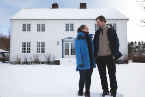 Bernt og Siri Eide foran Hommedal skolegård