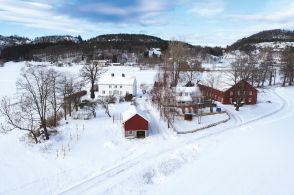 Dronebilde av Hommedal skolegård