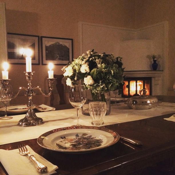 Spisestue med peis innendørs