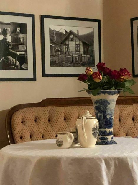 eit bord med bomster på Luster prestegard