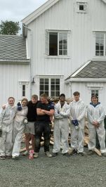 Ungdommer foran Lyngen prestebolig. Foto