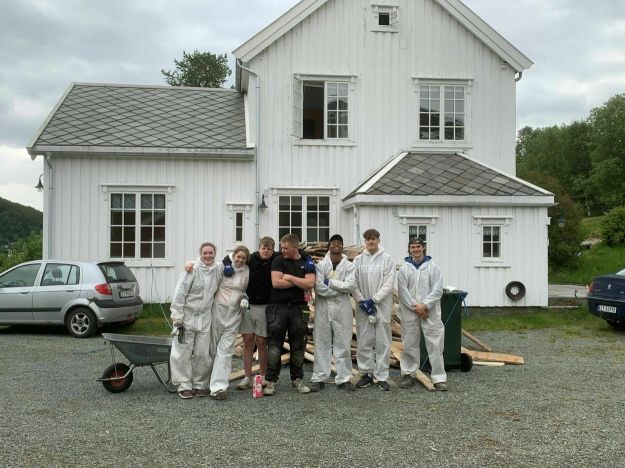 Ungdommer foran Lyngen prestebolig. Foto