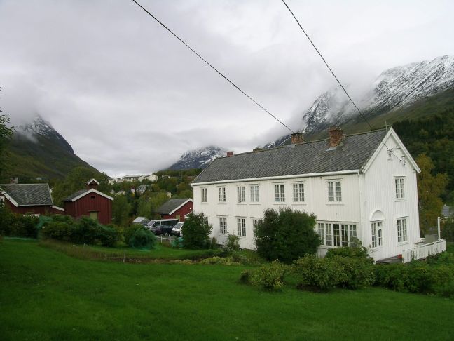 Hvit hovedbygning i tre bygd rett etter krigen.