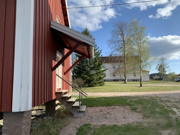 Rødmalt stabbur på Røyken prestegård